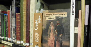 és a könyvek Erzsébet királyné